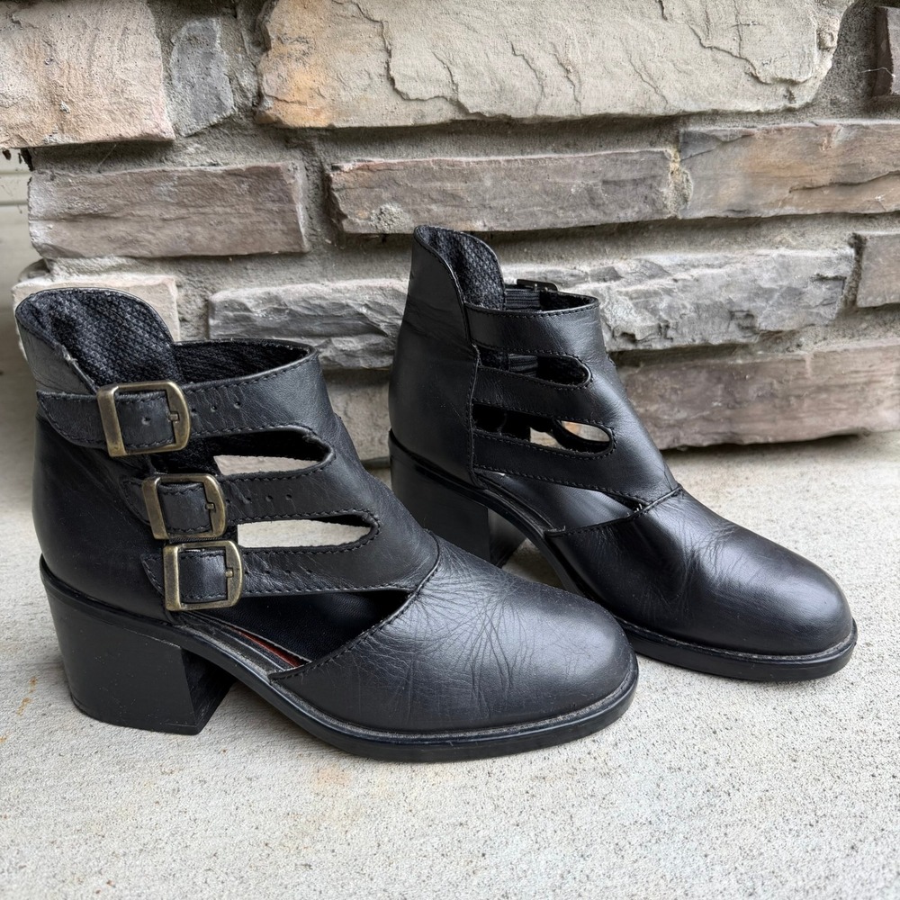 Lift LA-NY Bella Black Leather Triple Buckle Cutout Ankle Boots Vintage 7.5